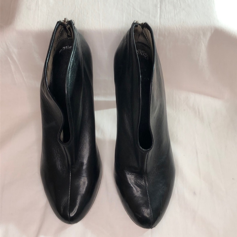 Vince Camuto black leather bootie heels B2-14